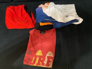 Estoy vendiendo ropa vieja variada, talla mediana.