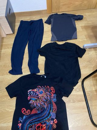 Estoy vendiendo ropa vieja variada, talla mediana.