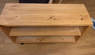 Mesa de madera de mango macizo con ruedas