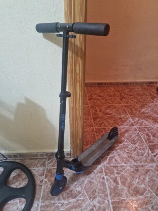 Juguetes: 2 patinetes y una moto