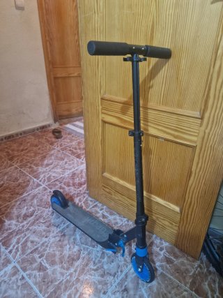 Juguetes: 2 patinetes y una moto