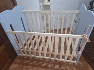 Cuna de bebé azul con ositos. Regalo colchón