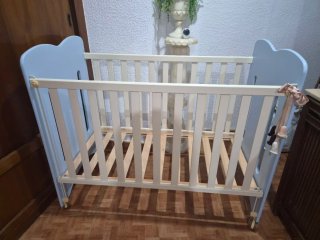 Cuna de bebé azul con ositos. Regalo colchón