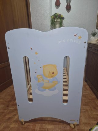 Cuna de bebé azul con ositos. Regalo colchón