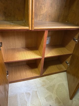 Estantería de madera con puertas