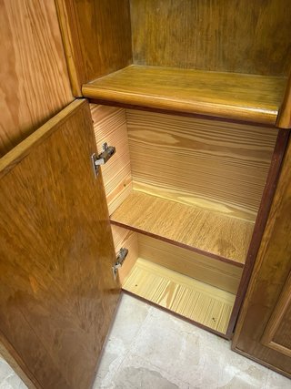 Estantería de madera con puertas