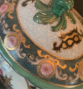 Sopera y bandeja grande de porcelana