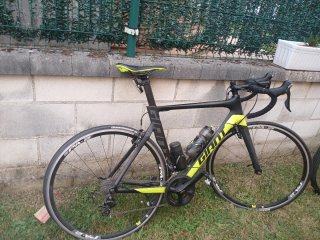 Bicicleta de carretera Giant Negra y Amarilla