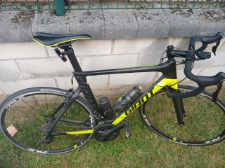 Bicicleta de carretera Giant Negra y Amarilla