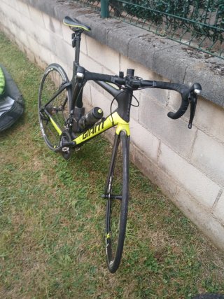 Bicicleta de carretera Giant Negra y Amarilla
