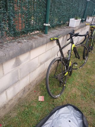 Bicicleta de carretera Giant Negra y Amarilla