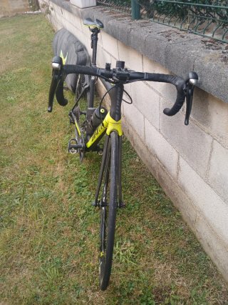 Bicicleta de carretera Giant Negra y Amarilla