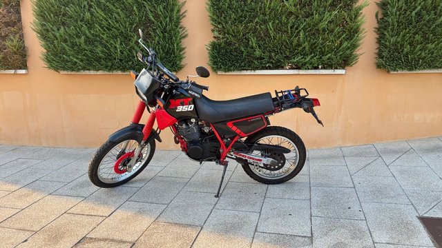 Yamaha XT 350 Negra y Roja