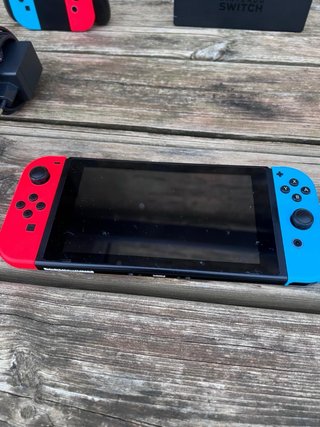 Nintendo Switch + Base TV + 4 mandos + 4 correas