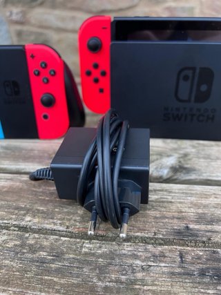 Nintendo Switch + Base TV + 4 mandos + 4 correas