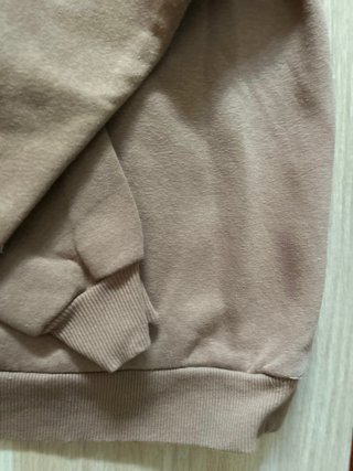 Pull & Bear Sudadera con capucha marrón con flores