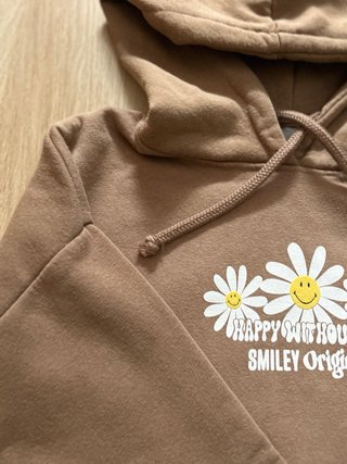Pull & Bear Sudadera con capucha marrón con flores