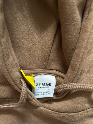 Pull & Bear Sudadera con capucha marrón con flores