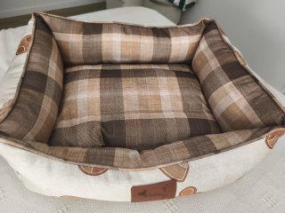 Cama para perro con estampado a cuadros