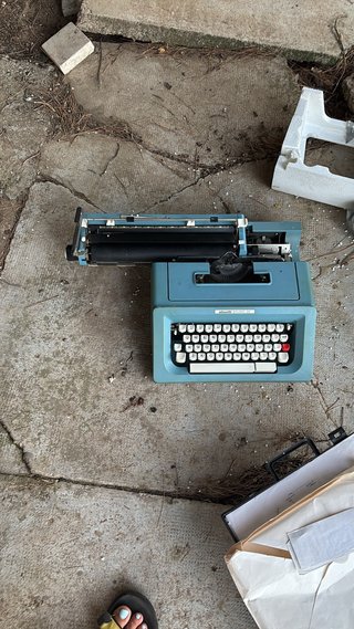 Máquina de escribir Olivetti Studio 45 azul