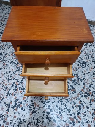 Mesita de noche de madera