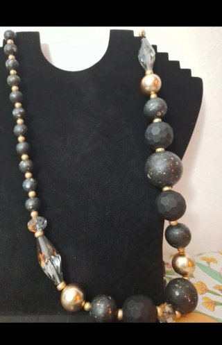 Lunga collana bigiotteria nera e oro