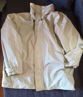 Chaqueta impermeable polar blanca