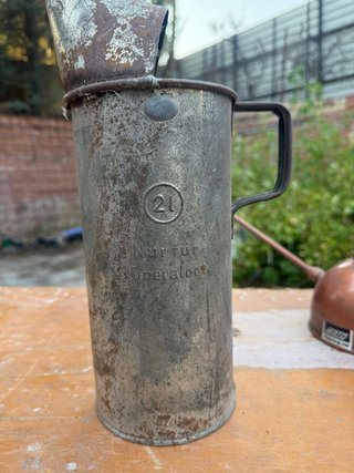 Jarra y aceitera metálica