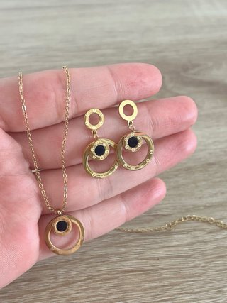 Conjunto collar y pendientes dorados