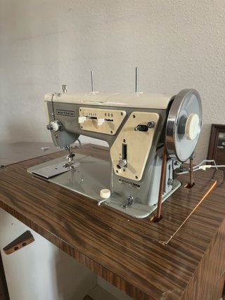 Máquina de coser con cajón marca Whertheim.