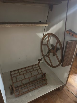 Máquina de coser con cajón marca Whertheim.