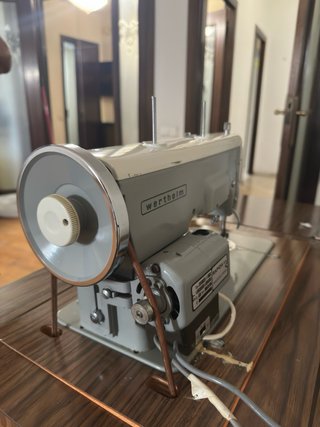Máquina de coser con cajón marca Whertheim.