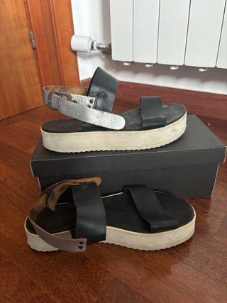 Sandalias negras de plataforma blanca