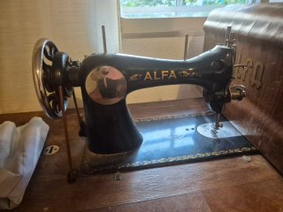 Máquina de coser antigua Alfa