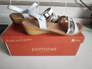 Sandalias blancas y plateadas, talla 38