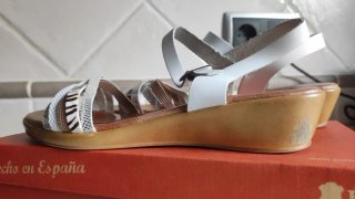 Sandalias blancas y plateadas, talla 38