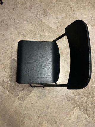 Silla alta plegable negra y madera