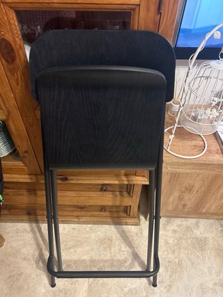 Silla alta plegable negra y madera