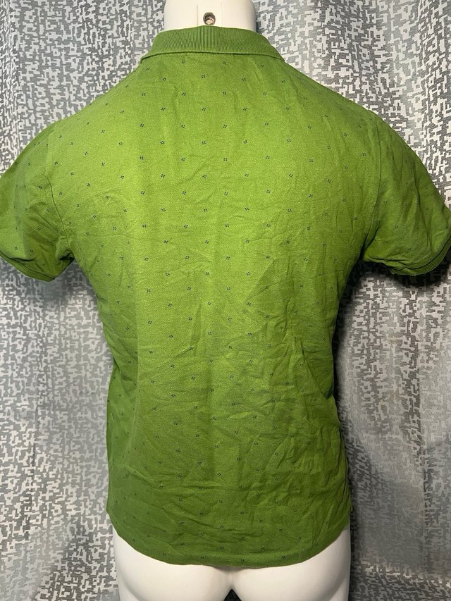 Polo verde con estampado,talla M