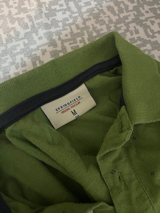 Polo verde con estampado,talla M