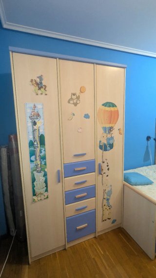 Armario infantil beige y azul