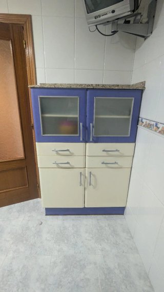 Armario de cocina beige y azul