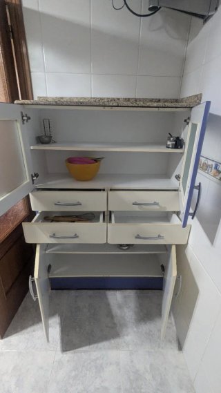 Armario de cocina beige y azul