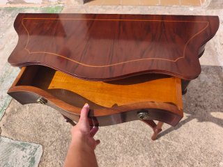 Mesa auxiliar de madera