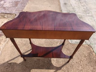 Mesa auxiliar de madera