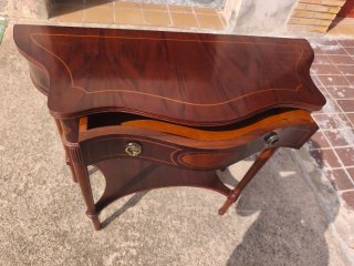 Mesa auxiliar de madera