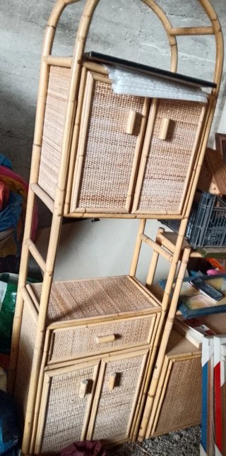 Mueble de mimbre y bambú
