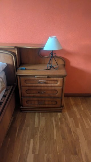 Cama madera maciza con mesitas