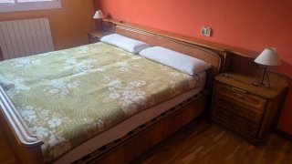 Cama madera maciza con mesitas