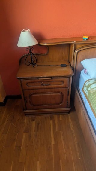 Cama madera maciza con mesitas